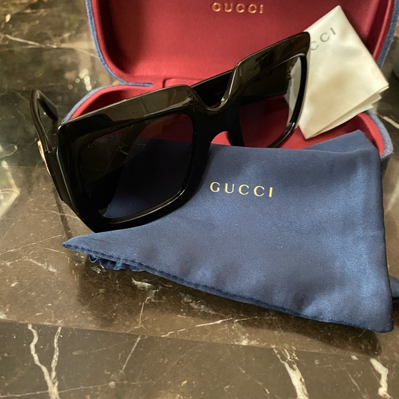 Women’s Authentic Gucci sunglasses - Picture 3 of 7